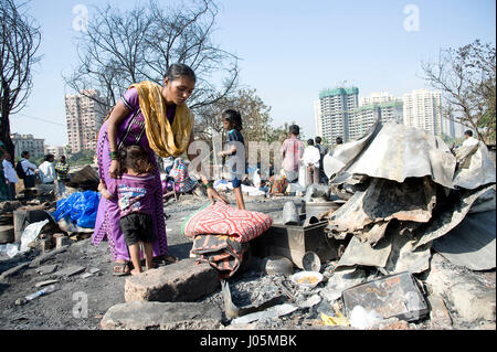 Frau Bergung nach Slum Feuer, damu Nagar, kandivali, Mumbai, Maharashtra, Indien, Asien Stockfoto