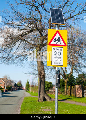 Solarbetriebene Schule Verkehr Warnzeichen UK Stockfoto