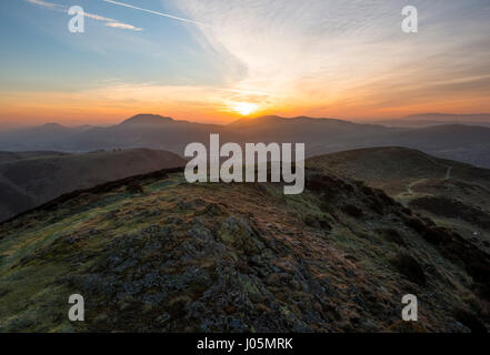 Sonnenaufgang über den Hügeln Stretton, Shropshire, gesehen von der Long Mynd. Stockfoto
