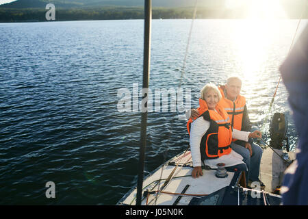 Touristen in Rettungswesten genießen yacht Reisen Stockfoto