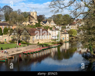 Rudern Boote auf dem Fluss Nidd in Knaresborough North Yorkshire England Stockfoto