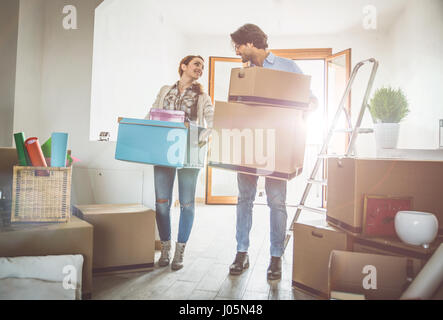 Junges Paar Einzug in neue Wohnung Stockfoto