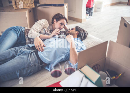 Junges Paar Einzug in neue Wohnung Stockfoto