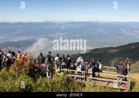 Touristen auf der Terrasse von Outlook, die Kew Mae Pan Naturlehrpfad im Doi Inthanon Nationalpark, Provinz Chiang Mai, Thailand Stockfoto