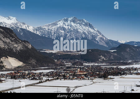 Alpenpanorama Silz, Tirol, Österreich - Blick von St. Petersberg Burg Stockfoto