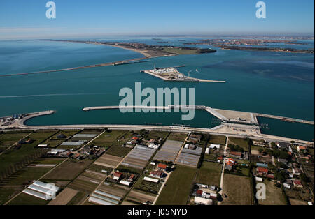 MOSE (experimentelle elektromechanische Modul) ist ein Projekt oder eine Arbeit von hoch-und Tiefbau, Umwelt- und hydraulische (oder Geo-Engineering), noch im Aufbau, darauf abzielen, die Verteidigung von Venedig und seine Lagune von Hochwasser, durch den Bau von Arrays von beweglichen Toren versenkbare gestellt, um sogenannte Buchten (die Tore, die die Lagune mit dem offenen Meer verbunden, wodurch es die Ebbe und Flut von Ebbe und Flut implementiert) des Lido , Malamocco und Chioggia, die vorübergehend die Lagune Venedig aus dem Adriatischen Meer bei Flut Veranstaltungen isolieren kann.  Wo: Venedig, Veneto, Italien bei: 10 M Stockfoto