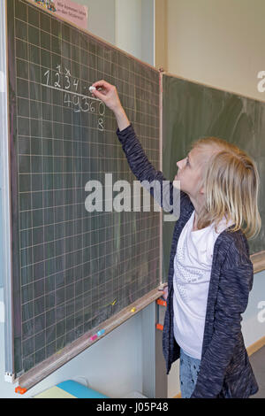 Mädchen in der Grundschule Mathematik, Niedersachsen, Deutschland Stockfoto