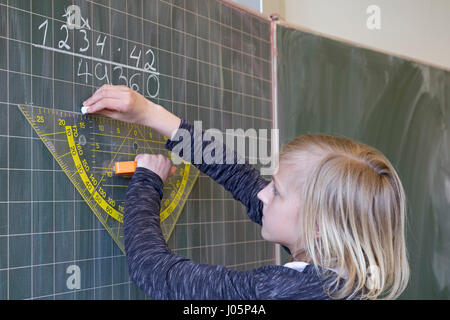 Mädchen in der Grundschule Mathematik, Niedersachsen, Deutschland Stockfoto