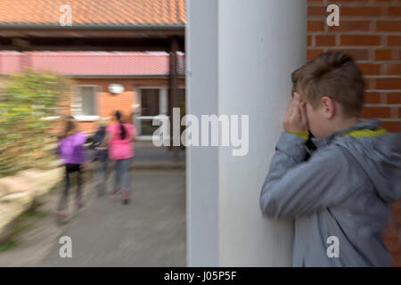 Schülerinnen und Schüler an der Grundschule spielen verstecken und suchen in Pause, Niedersachsen, Deutschland Stockfoto