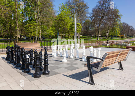 Universität von Nottingham im freien Schach set Schachbrett mit Stücken von Schachfiguren Universität Campus Nottingham University Park Campus East Midlands England gb Stockfoto