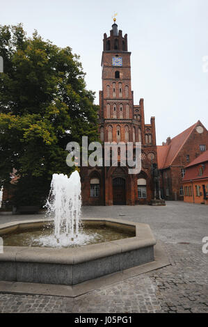 alten Rathaus der Stadt Brandenburg an der Havel (Deutschland) mit der alten Roland-Statue. Stockfoto