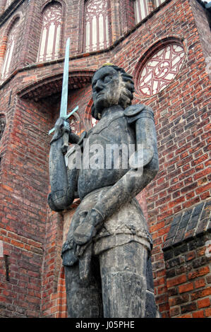 BRANDENBURG AN DER HAVEL, BRANDENBURG / Deutschland 11. März 2008: alte Rathaus der Stadt Brandenburg an der Havel (Deutschland) mit der alten Roland-Statue. Stockfoto