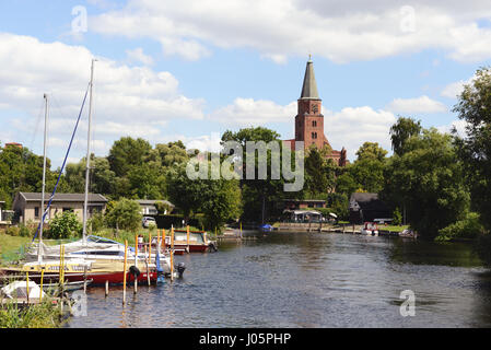 BRANDENBURG AN DER HAVEL, BRANDENBURG / Deutschland 28. Juni 2015: Kathedrale des Landes Brandenburg mit Boot in einem Hafen am Fluss Havel. Gärten rund um. Stockfoto