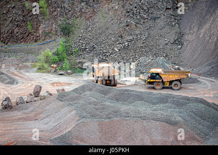 zwei Kipper in einem Steinbruch. Bergbauindustrie. Stockfoto