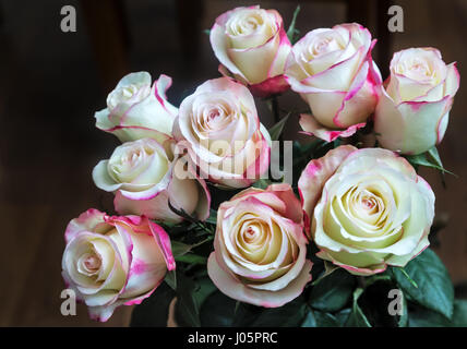 Still-Leben: einen schönen Strauß Rosen auf dunklem Hintergrund. Die Aussicht von oben. Stockfoto