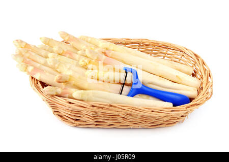 Spargel in einem Korb mit Gemüseschäler. weißen Hintergrund isoliert. Stockfoto