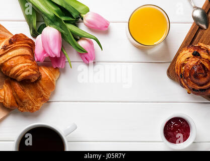 Frühstück mit Croissants, Orangensaft und Kaffee, Ansicht von oben Stockfoto