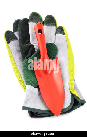 Gartengeräte wie Schaufel, Handschuhe auf weißen Hintergrund isoliert Stockfoto