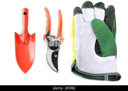Gartengeräte wie Schaufel, Handschuhe, Schere auf weißem Hintergrund isoliert. Stockfoto