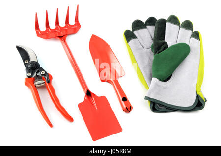 Gartengeräte wie Schaufel, Gabel, Schere und Handschuhe auf weißen Hintergrund isoliert Stockfoto
