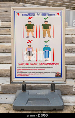 Die Sultan Ahmed Mosque oder Sultan-Ahmet-Moschee ist eine historische Moschee befindet sich im historischen Zentrum von Istanbul, Türkei. Ein beliebtes Touristenziel, Sultan Ahmed Mosque als Moschee setzt sich heute fort.  Bau von der blauen Moschee, wurde wie es im Volksmund bekannt ist, zwischen 1609 und 1616 während der Herrschaft von Ahmed i. gebaut. Die Külliye enthält Ahmeds Grab, eine Madrasah und ein Hospiz. Wunderschöne handbemalte blaue Fliesen schmücken die Moschee Innenwände und nachts ist die Moschee in Blau getaucht, wie Lichter fünf wichtigsten Kuppeln, sechs Minarette und acht sekundären Kuppeln der Moschee Rahmen. Stockfoto