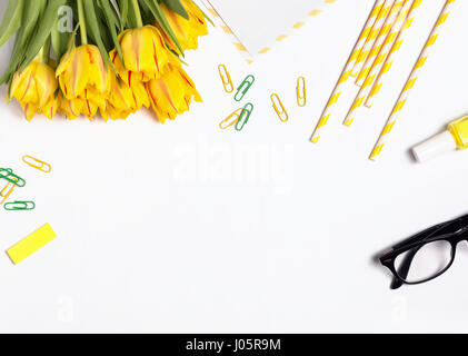 Schöne Tulpen und gelben farbigen Objekte auf dem weißen Hintergrund, Ansicht von oben Stockfoto