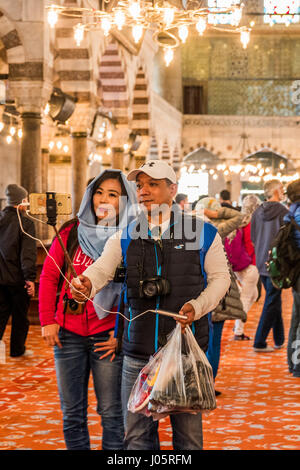 Die Sultan Ahmed Mosque oder Sultan-Ahmet-Moschee ist eine historische Moschee befindet sich im historischen Zentrum von Istanbul, Türkei. Ein beliebtes Touristenziel, Sultan Ahmed Mosque als Moschee setzt sich heute fort.  Bau von der blauen Moschee, wurde wie es im Volksmund bekannt ist, zwischen 1609 und 1616 während der Herrschaft von Ahmed i. gebaut. Die Külliye enthält Ahmeds Grab, eine Madrasah und ein Hospiz. Wunderschöne handbemalte blaue Fliesen schmücken die Moschee Innenwände und nachts ist die Moschee in Blau getaucht, wie Lichter fünf wichtigsten Kuppeln, sechs Minarette und acht sekundären Kuppeln der Moschee Rahmen. Stockfoto