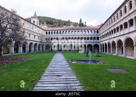 Kreuzgang des Parador Kloster von Santo Estevo de Ribas de Sil, Orense, Galicien, Spanien Stockfoto