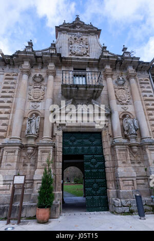 Fassade des Klosters von Santo Estevo de Ribas de Sil, Orense, Galicien, Spanien Stockfoto