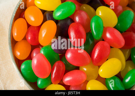 Süße Gummibärchen Jelly Bean Süßigkeiten in eine Schüssel geben Stockfoto