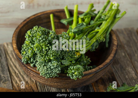 Rohe grüne Bio Broccolini REady to Cook mit Stockfoto