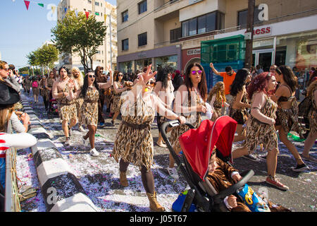 LIMASSOL, Zypern - 26 Februar: Grand Carnival Parade - ein nicht identifizierten Personen aller Altersgruppen, Geschlecht und Nationalität in den bunten Kostümen während der Straßenkarneval, 26. Februar 2017 in Limassol, Zypern Stockfoto