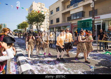 LIMASSOL, Zypern - 26 Februar: Grand Carnival Parade - ein nicht identifizierten Personen aller Altersgruppen, Geschlecht und Nationalität in den bunten Kostümen während der Straßenkarneval, 26. Februar 2017 in Limassol, Zypern Stockfoto