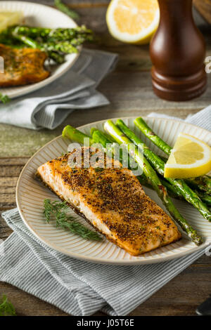 Bio Pfanne gebratene Lachs mit Zitrone und Spargel Stockfoto