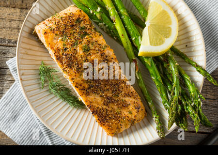 Bio Pfanne gebratene Lachs mit Zitrone und Spargel Stockfoto