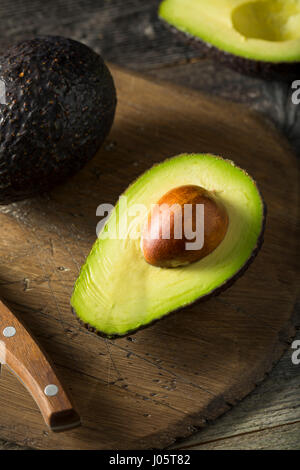 Rohe organische reife Avocados essfertig Stockfoto