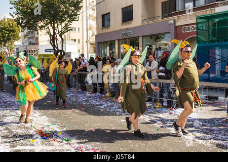 LIMASSOL, Zypern - 26 Februar: Grand Carnival Parade - ein nicht identifizierten Personen aller Altersgruppen, Geschlecht und Nationalität in den bunten Kostümen während der Straßenkarneval, 26. Februar 2017 in Limassol, Zypern Stockfoto