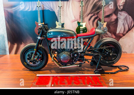 Frankfurt/Main, Deutschland. 5. April 2017. Yamaha Music präsentiert ihre Revstar Gitarre Linie (hinten) hinter einem Yamaha Motorrad. Fotocredit: Christian Lademann Stockfoto