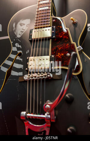 Frankfurt/Main, Deutschland. 5. April 2017. Angelico Elvis Presley 175, limitierte Auflage von e-Gitarre Modell 175 des Herstellers D'Angelico Gitarren (New York, USA). Fotocredit: Christian Lademann Stockfoto