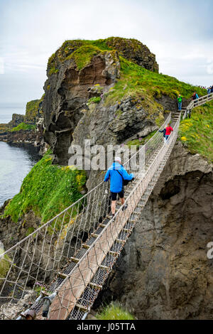 Carrick-a-Rede Seilbrücke, Causeway-Küste, County Antrim, Nordirland, Vereinigtes Königreich Stockfoto