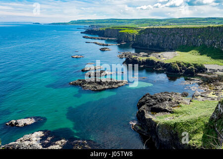 Klippe Landschaft in der Nähe von Port-Mond, von der Causeway-Küste Wanderweg, County Antrim, Nordirland, Vereinigtes Königreich Stockfoto