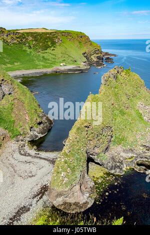 Klippe Landschaft am Hafen Mond, von der Causeway-Küste Wanderweg, County Antrim, Nordirland, Vereinigtes Königreich Stockfoto