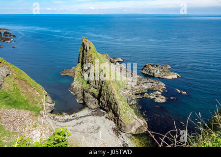 Klippe Landschaft am Hafen Mond, von der Causeway-Küste Wanderweg, County Antrim, Nordirland, Vereinigtes Königreich Stockfoto