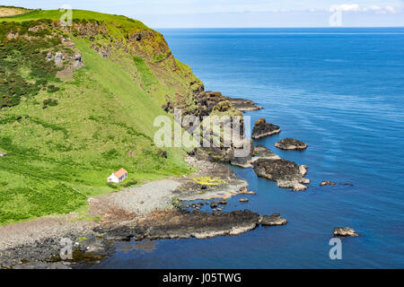 Klippe Landschaft am Hafen Mond, von der Causeway-Küste Wanderweg, County Antrim, Nordirland, Vereinigtes Königreich Stockfoto