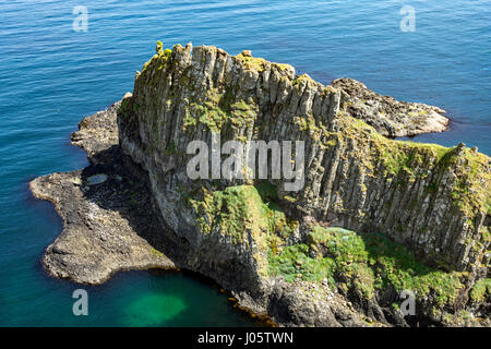 Klippe Landschaft am Hafen Mond, von der Causeway-Küste Wanderweg, County Antrim, Nordirland, Vereinigtes Königreich Stockfoto