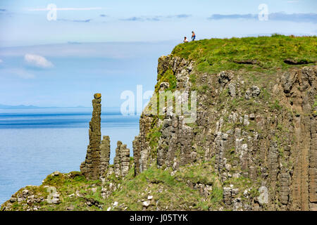 Basaltsäulen, bekannt als "The Giant Schornsteine" und Klippen nahe dem Amphitheater aus der Causeway-Küste Wanderweg, County Antrim, Nordirland, U Stockfoto