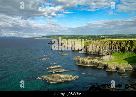 Klippe Landschaft in der Nähe von Port-Mond, von der Causeway-Küste Wanderweg, County Antrim, Nordirland, Vereinigtes Königreich Stockfoto