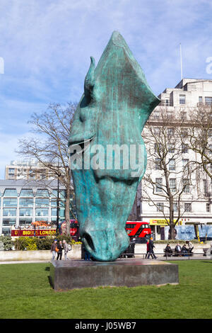 "Stilles Wasser" Skulptur eines Pferdekopfes Nic Fiddian-Green, in Marble Arch, London, UK Stockfoto