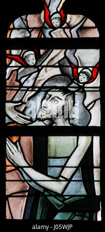Glasfenster in der Kirche von Tervuren, Belgien, denen Gott seine Hand in Richtung seines Sohnes Jesus Christus zu erreichen Stockfoto