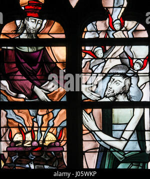 Glasfenster in der Kirche von Tervuren, Belgien, denen Gott seine Hand in Richtung seines Sohnes Jesus Christus und ein Lamm brennen, als Symbol für Agnus D zu erreichen Stockfoto